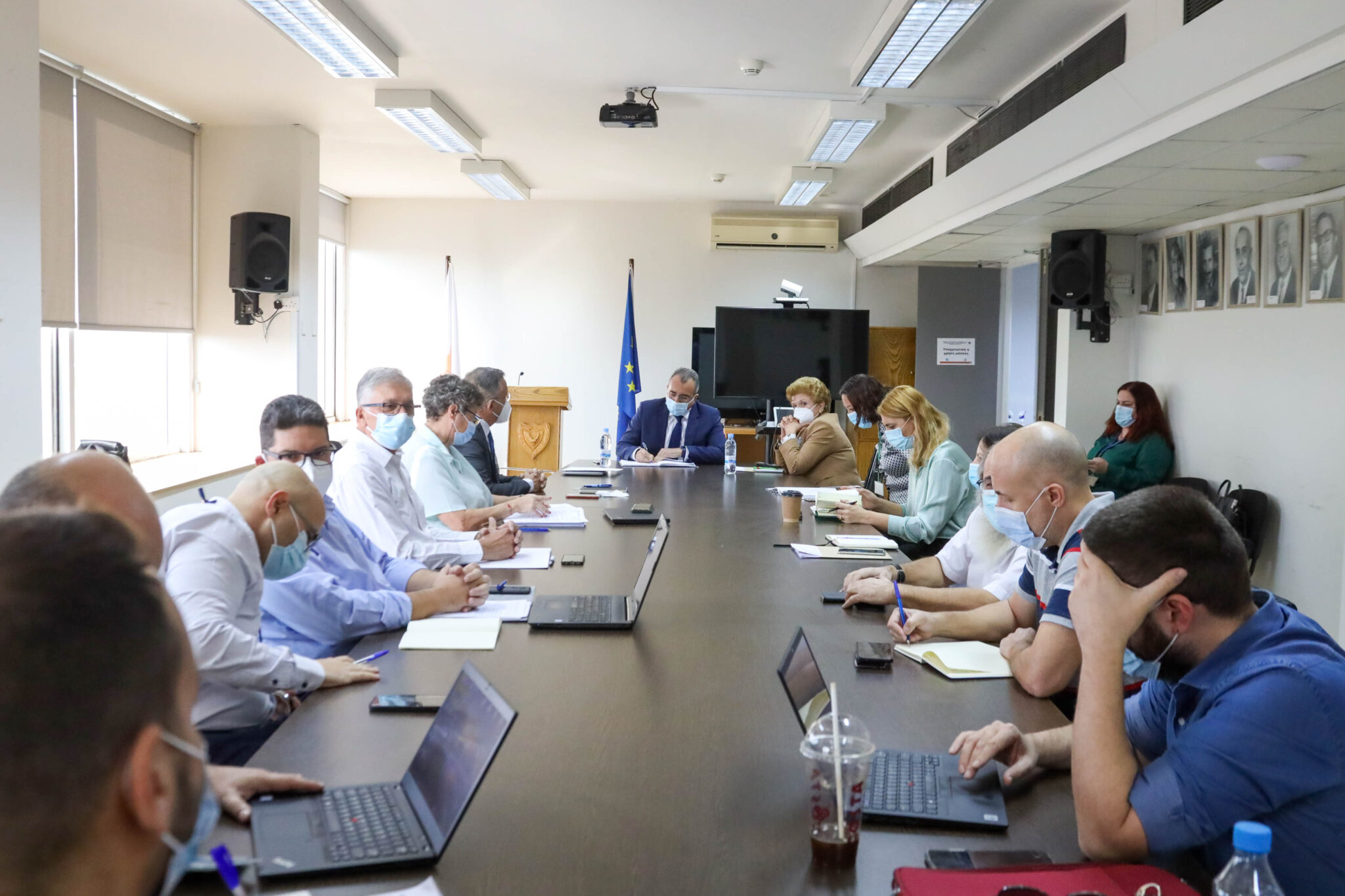 Τα 5 μέτρα που θα τεθούν αύριο και οι σκέψεις για χριστουγεννιάτικες εκδηλώσεις