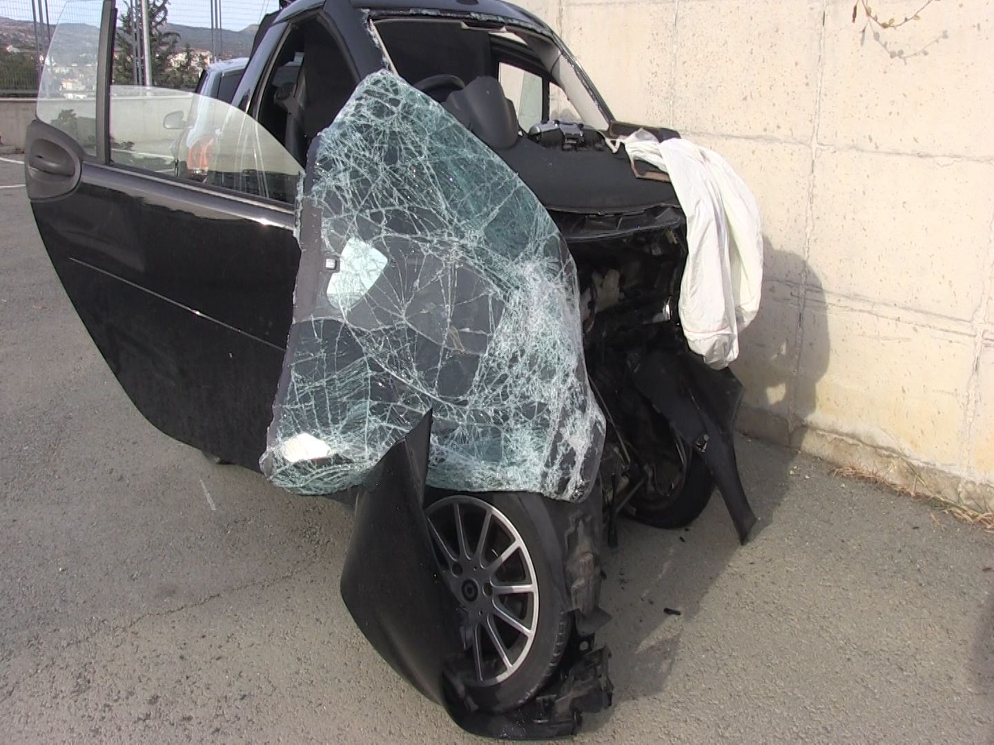 Άμορφη μάζα σιδερικών το όχημα του 21χρονου που παλεύει για να κρατηθεί στη ζωή