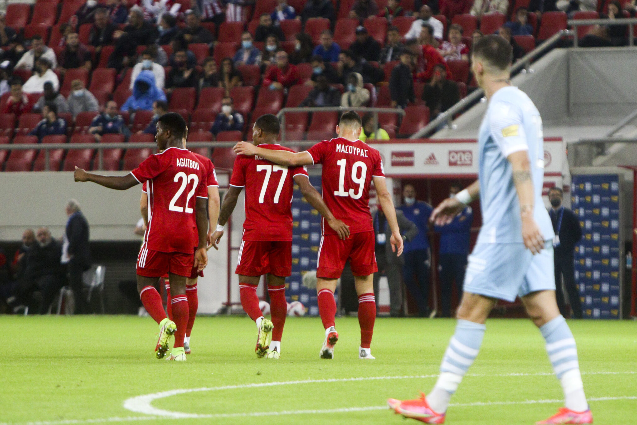 «Λύγισε» τον Ιωνικό και… ξέφυγε από την ΑΕΚ ο Ολυμπιακός