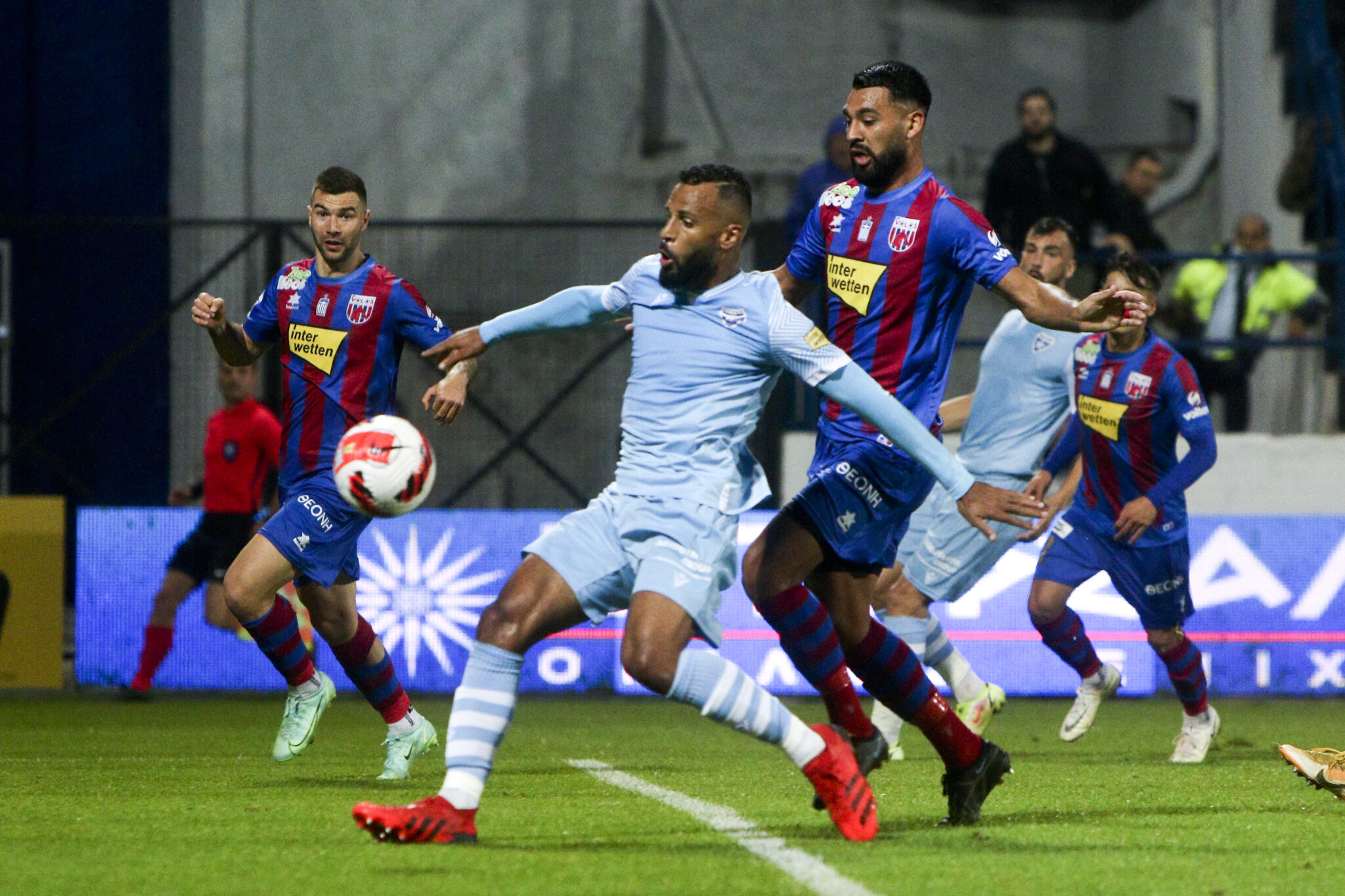 Ξέρανε τον Ιωνικό και παραμένει «ψηλά» ο Βόλος