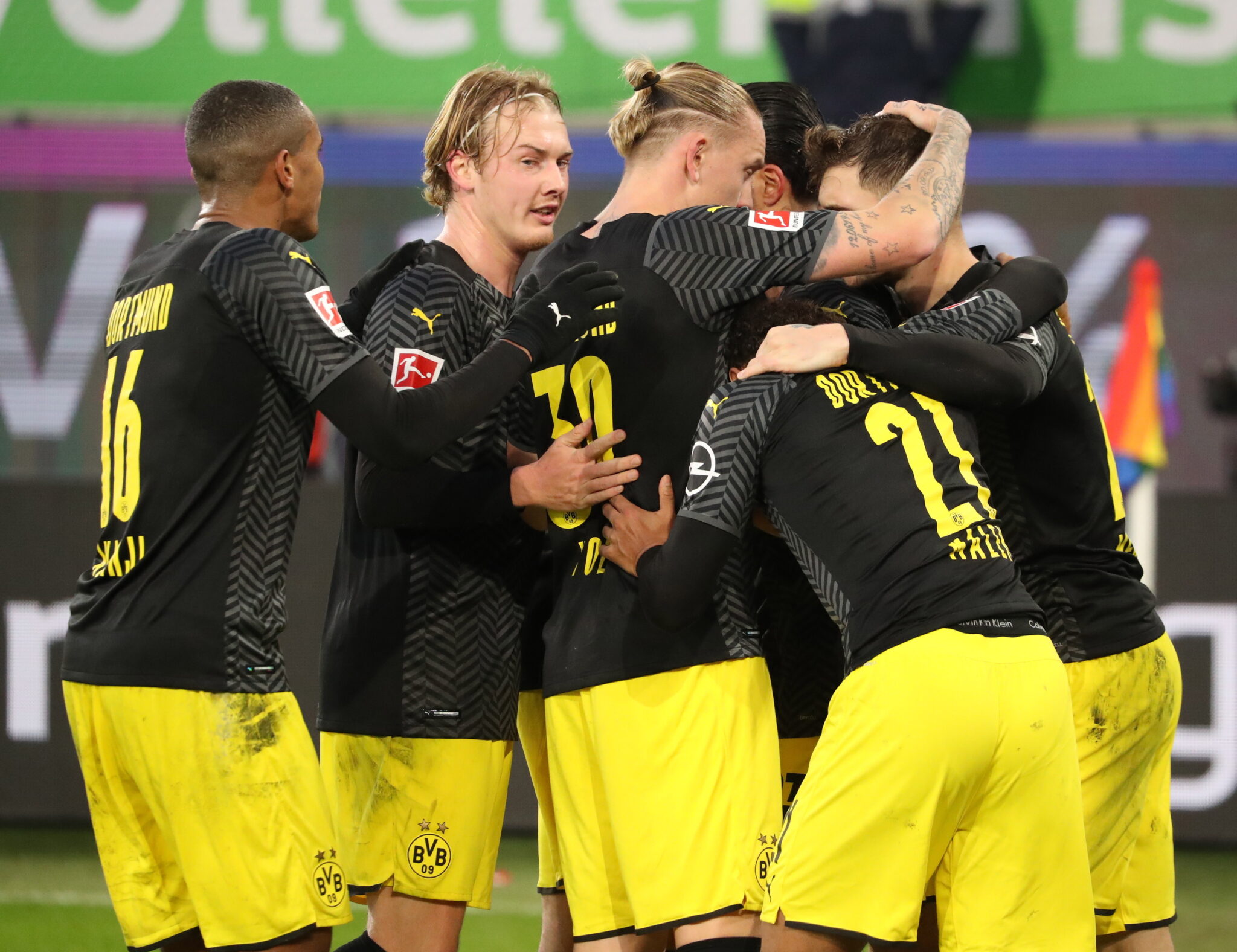 Το γύρισε μέσα στο Βόλφσμπουρκ και ανέβηκε πρώτη η Ντόρτμουντ