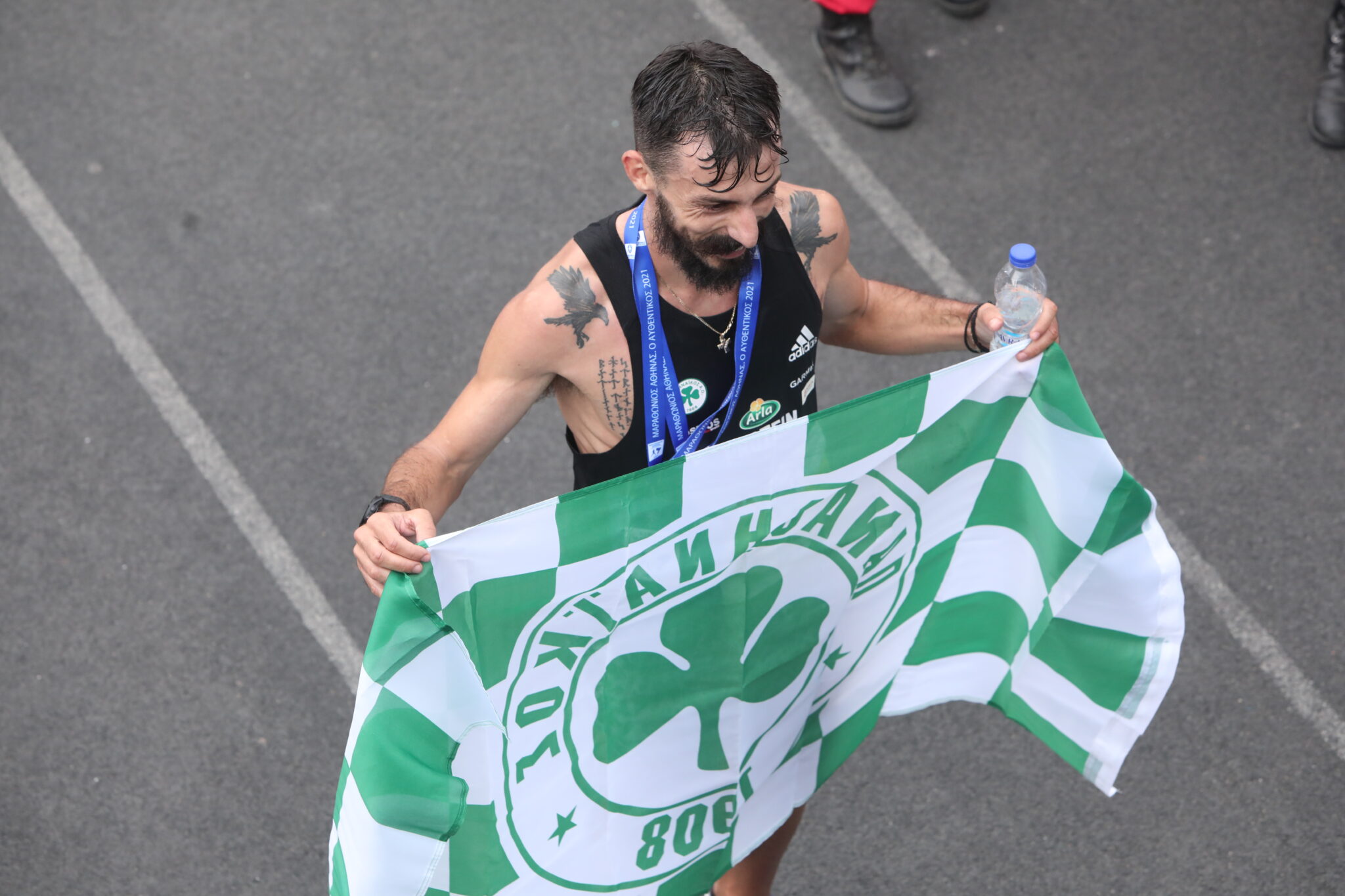 Νικητής ο Γκελαούζος με φοβερό ρεκόρ 17 ετών, πανηγύρισε με σημαία Παναθηναϊκού