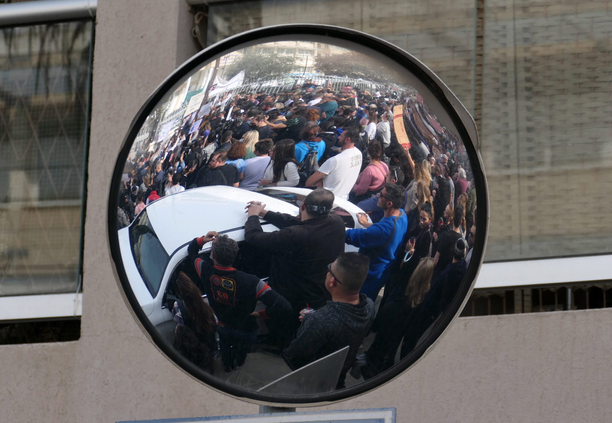 Παρατράγουδα σε διαμαρτυρία: Σύλληψη γονέα για επίθεση κατά αστυνομικού (ΒΙΝΤΕΟ)