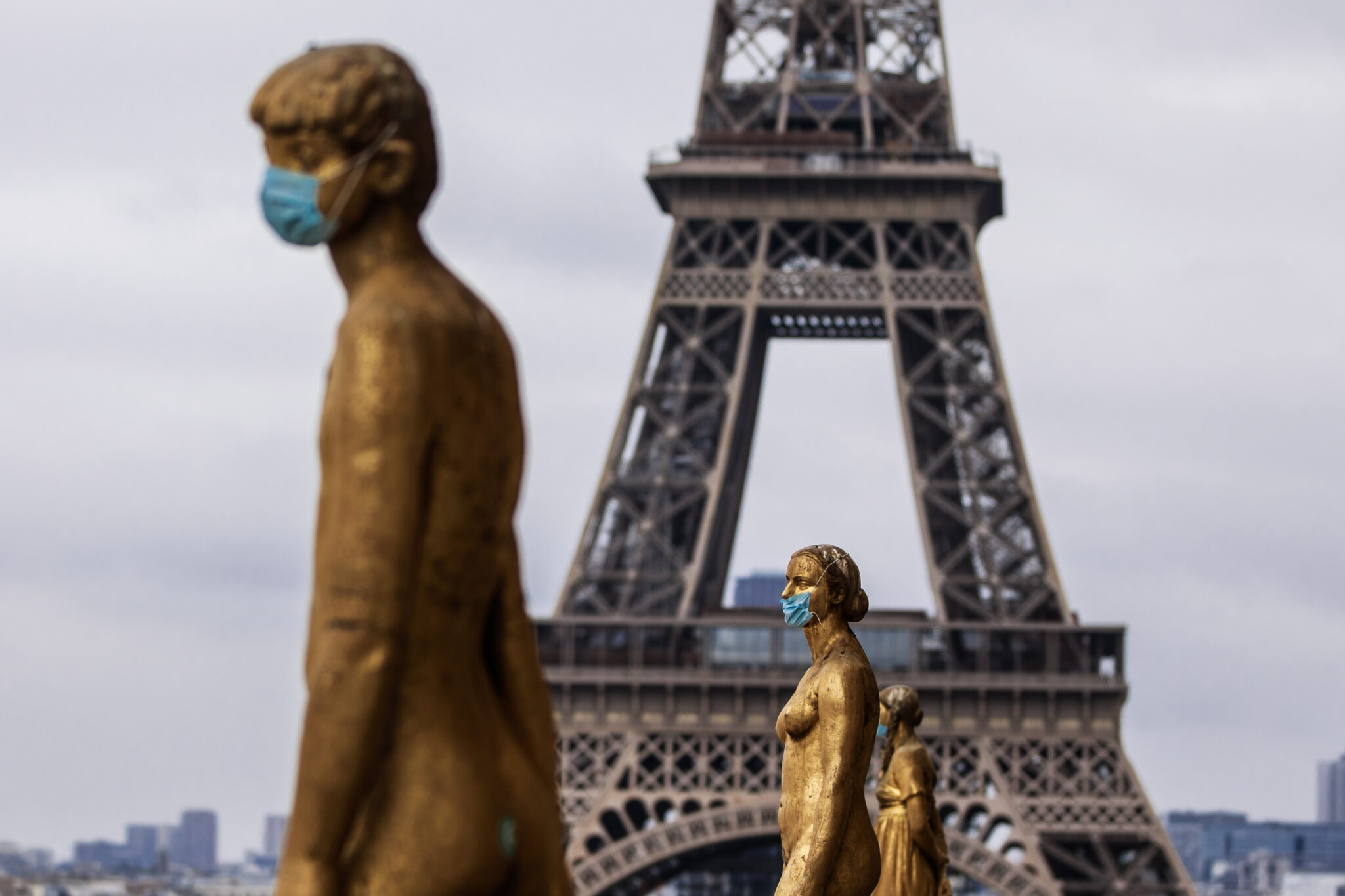 Το Παρίσι επαναφέρει την υποχρεωτική χρήση μάσκας στους εξωτερικούς χώρους