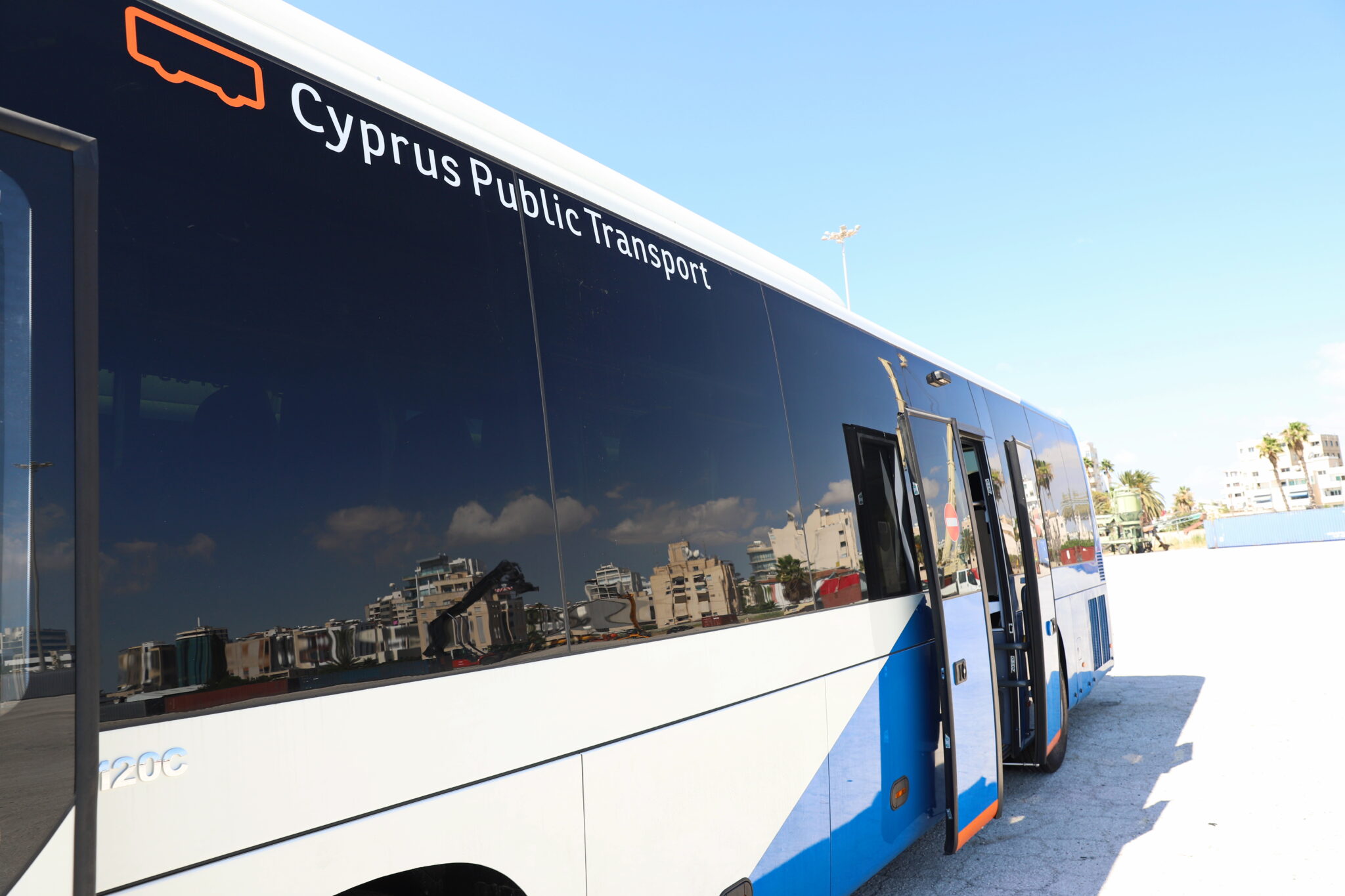 Η CPT συνδέει το Διεθνές Αεροδρόμιο Λάρνακας με το κέντρο της πόλης με το 425