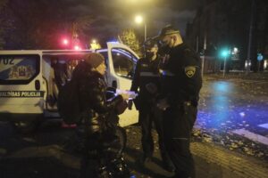 Αυτή είναι η χώρα που επιτρέπει σε επιχειρήσεις να απολύουν ανεμβολίαστους