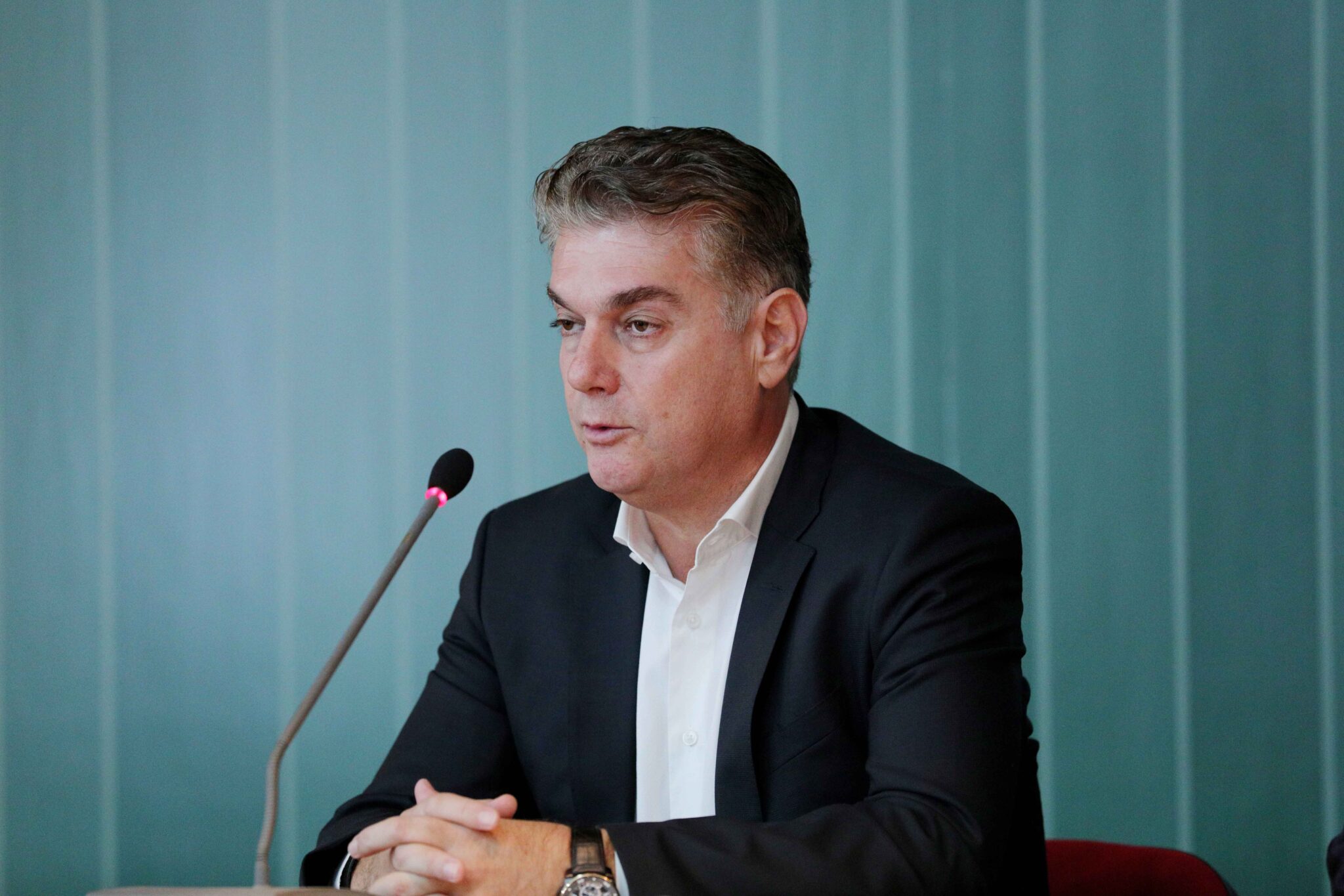 Στο… περίμενε για την τράπεζα ο Παπασταύρου: «Με ανησυχεί και αναμένω»