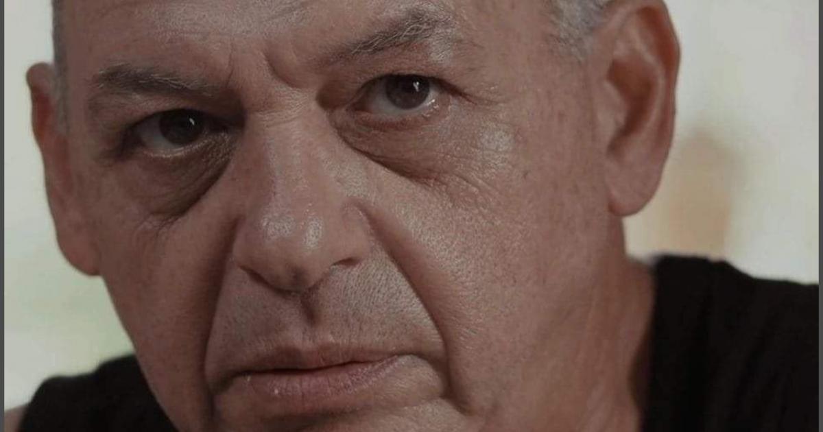 "Καλλιτέχνης με πολυετή παρουσία στη θεατρική, τηλεοπτική και μουσική σκηνή"