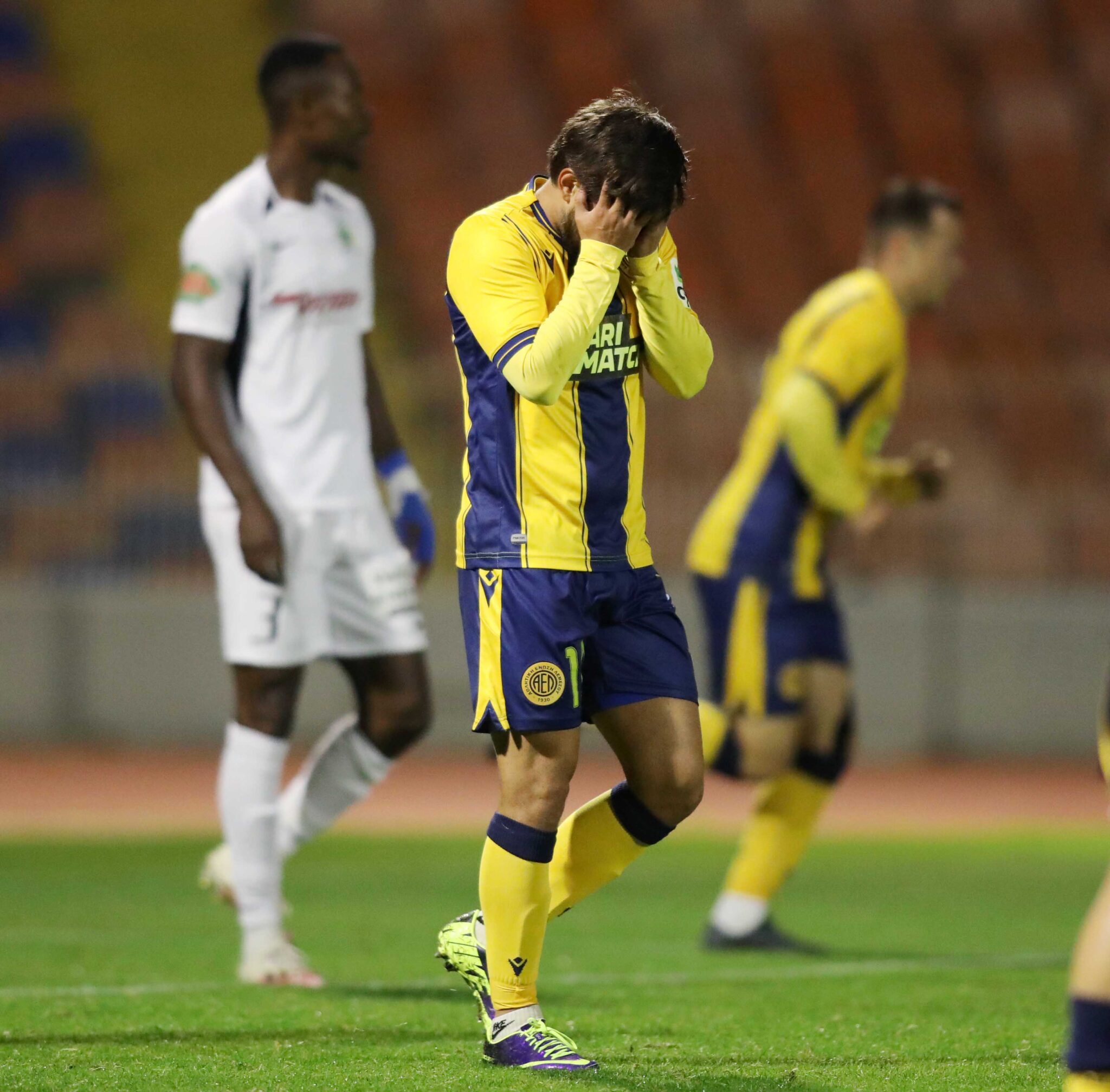 Δύο μέσα και… αναμονή για άλλους δύο στην ΑΕΛ