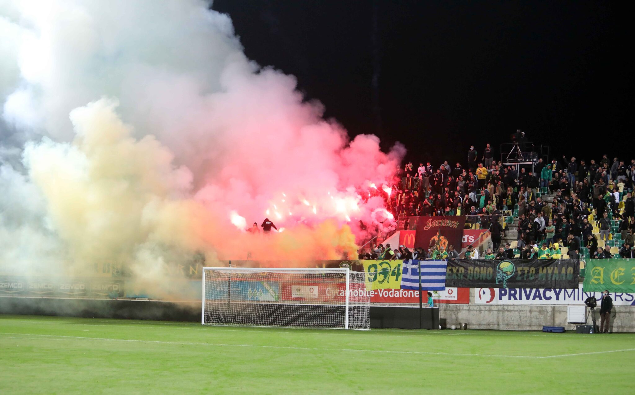 Πήγαν με καπνογόνα στον αγώνα ΑΕΚ – ΑΠΟΕΛ και κατέληξαν με χειροπέδες (ΦΩΤΟ)