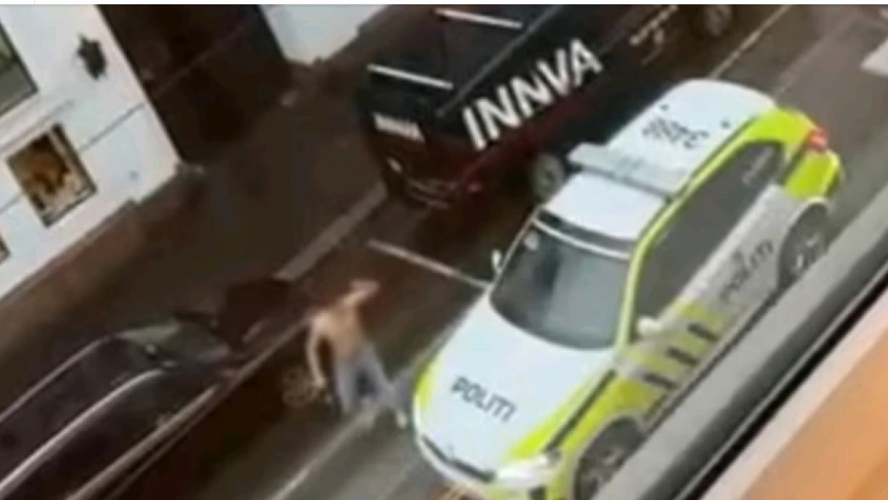 Ημίγυμνος επιτέθηκε με μαχαίρι σε περαστικούς στους δρόμους του Όσλο (ΒΙΝΤΕΟ)