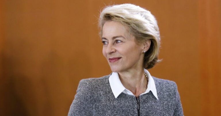 Ούρσουλα φον Ντερ Λάιεν: Σε ποιους πρέπει να δοθεί προτεραιότητα για 3η δόση