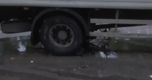 ΒΙΝΤΕΟ: Φορτηγάκι παρέσυρε ποδηλάτρια στη Θεσσαλονίκη