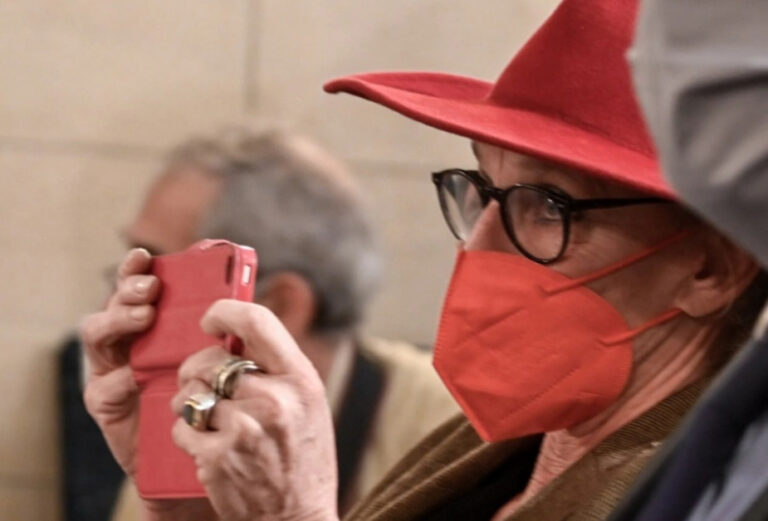 Ολλανδή δημοσιογράφος καταγγέλλει επίθεση με πέτρα και φεύγει από την Ελλάδα