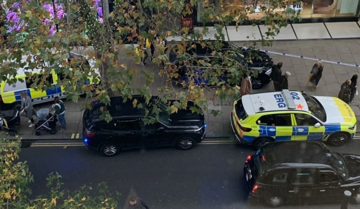 Oxford Street: Εκκενώθηκε κατάστημα λόγω αναφορών για άντρα που κρατούσε μαχαίρι