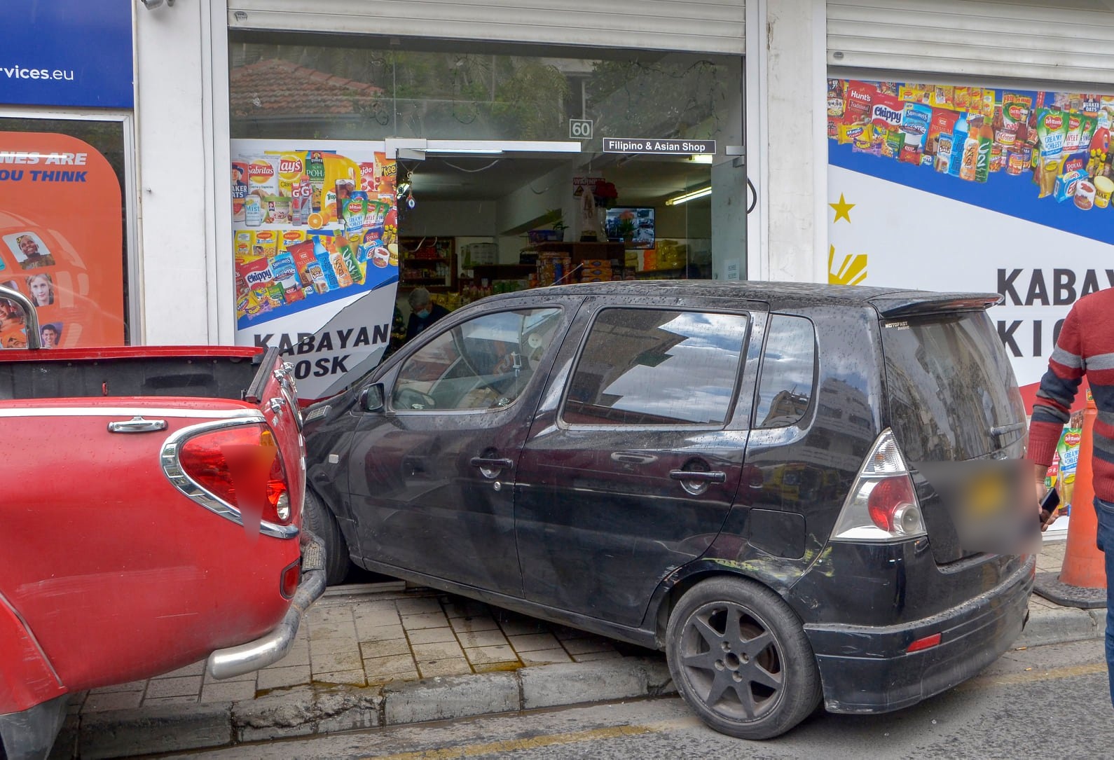 Εικόνες από το τροχαίο στη Λευκωσία: Στο νοσοκομείο πελάτης του καταστήματος