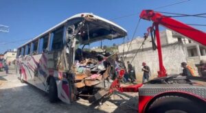 BINTEO: Φοβερό δυστύχημα με τουριστικό λεωφορείο στο Μεξικό