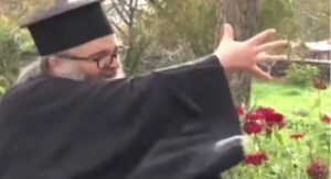 Viral ο παπα – Νικόλας που "στήνει στον τοίχο" τους ιερείς αντιεμβολιαστές (VID)