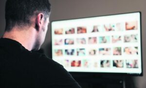 Αγωγή από γυναίκα… σε γνωστό παρουσιαστή που διέρρεε προσωπικές στιγμές τους