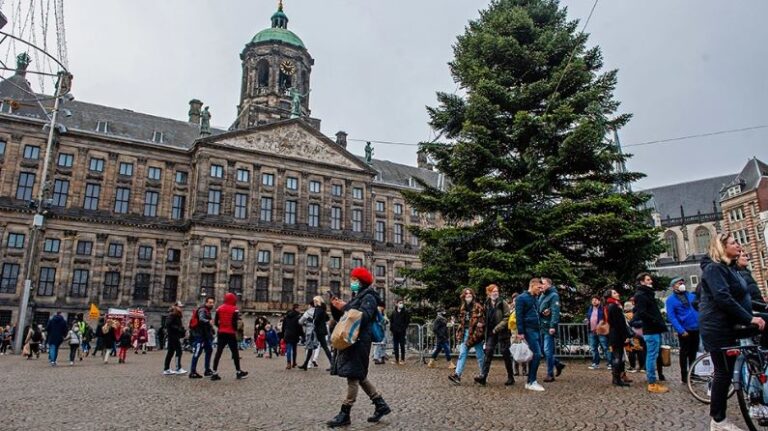 Σε συναγερμό ο πλανήτης: Lockdown, μέτρα και επιφυλακή για τα Χριστούγεννα