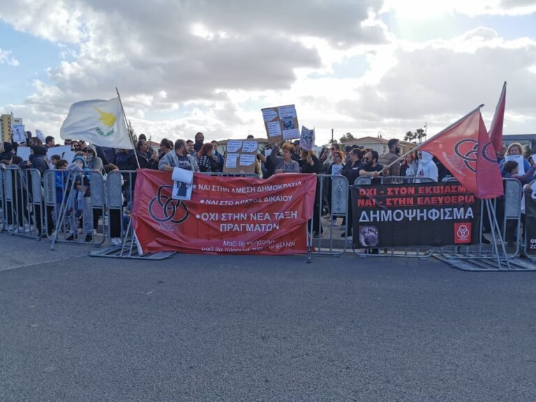 ΦΩΤΟ: Έξω από τη Βουλή οι γονείς που διαμαρτύρονται για τα νέα μέτρα στα σχολεία