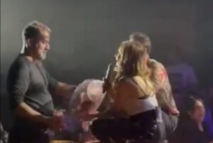 Βανδή – Μπισμπίκης: To τραγούδι που του αφιέρωσε… κοιτώντας τον στα μάτια (VID)