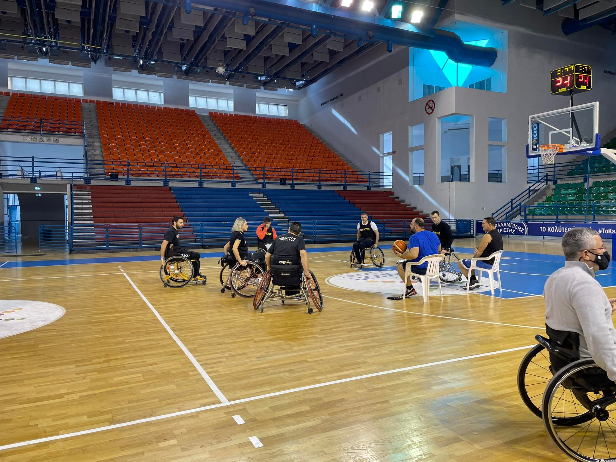 ΒΙΝΤΕΟ: Τα "είπαν" στο… παρκέ βουλευτές και άτομα με αναπηρία σε φιλικό αγώνα