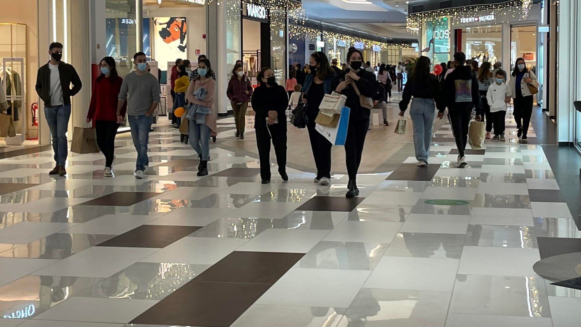 Χριστουγεννιάτικα ψώνια: Ο 13ος έφερε κοσμοσυρροή στην αγορά (BINTEO)