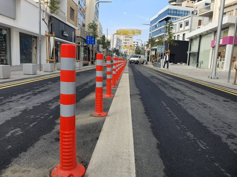 BINTEO: Γιατί μπήκαν πορτοκαλί πασσαλάκια στην ανακαινισμένη λεωφόρο Μακαρίου;