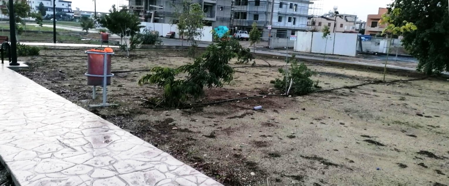 Άγνωστοι βανδάλισαν πάρκο στη Λάρνακα σπάζοντας φωτιστικά και ξεριζώνοντας φυτά