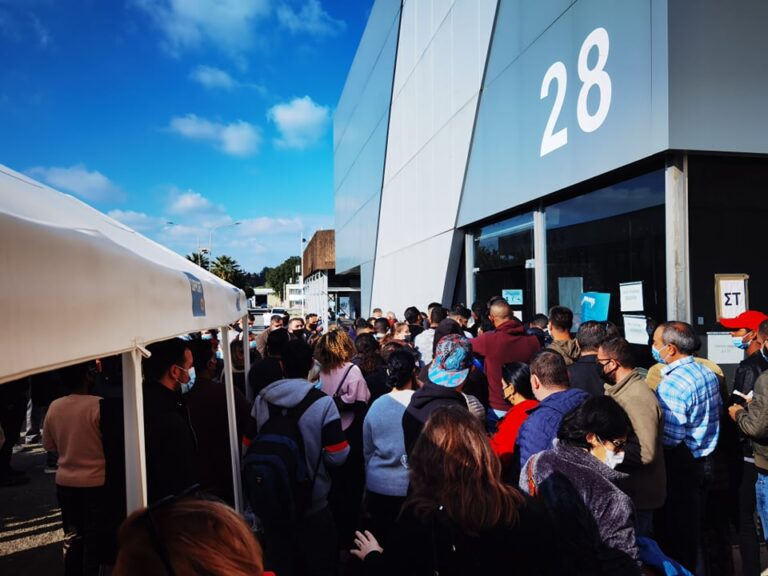 ΦΩΤΟ: Συνωστισμός στο walk-in της Κρατικής Έκθεσης, ουρές φοιτητών..και όχι μόνο