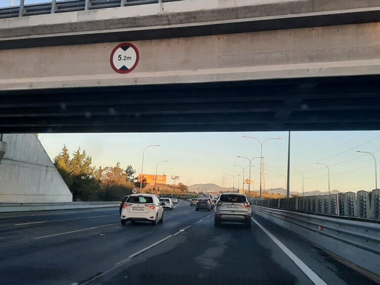 Κυκλοφοριακό κομφούζιο στο highway λόγω καραμπόλας οχημάτων με βυτιοφόρο
