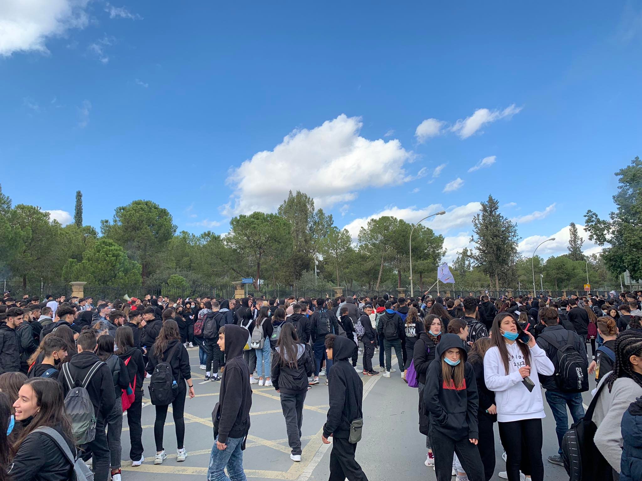 Το σχόλιο της ΠΣΕΜ για τους μαθητές που πήγαν σε διαμαρτυρία χωρίς μάσκες (VID)