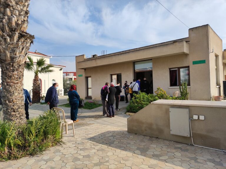 Τρομάζουν ή όχι οι πολίτες από τις ανακοινώσεις για τα χιλιάδες κρούσματα; (VID)