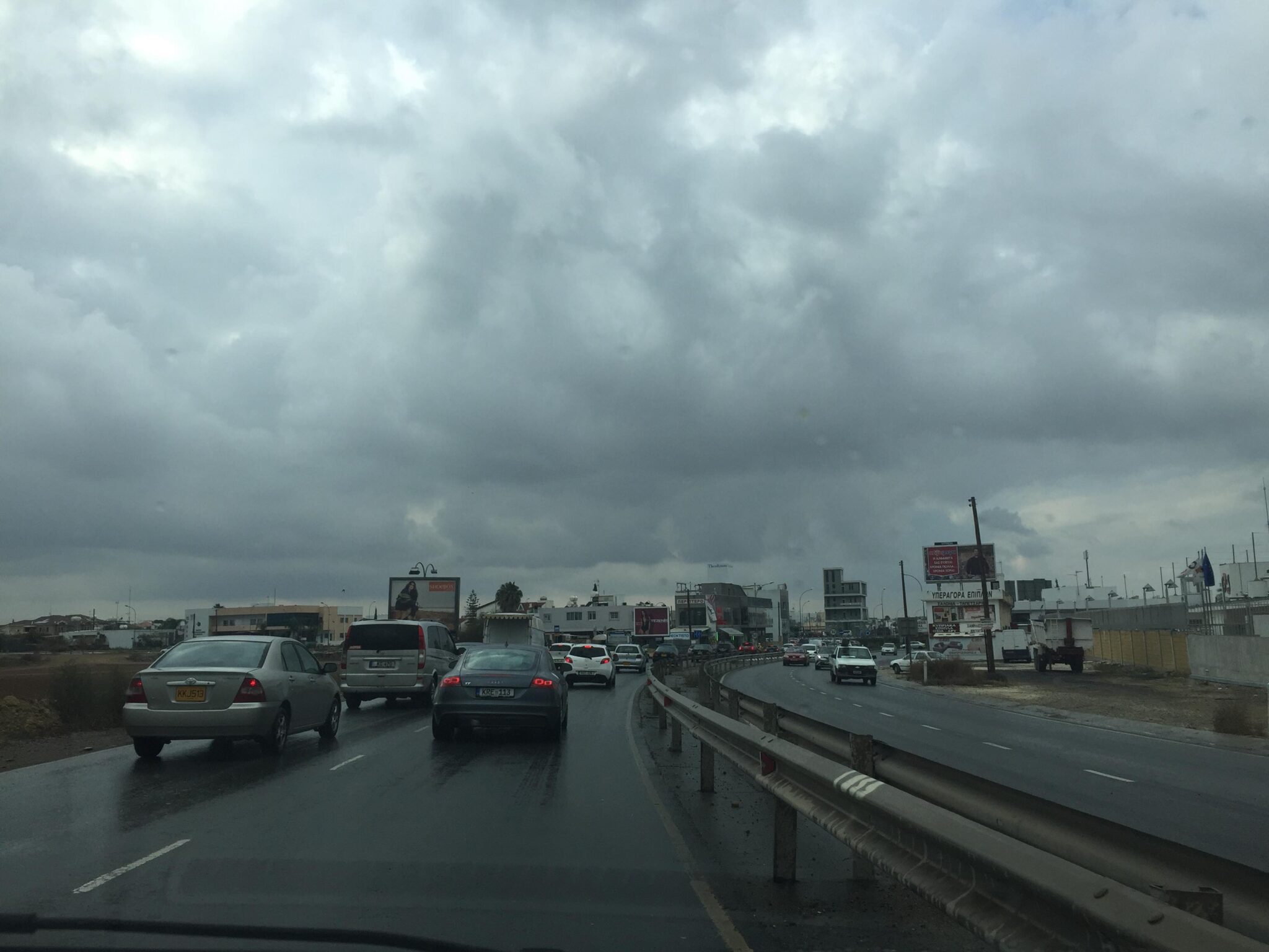Καταρρακτώδεις βροχές και χαμηλή ορατότητα στους αυτοκινητόδρομους