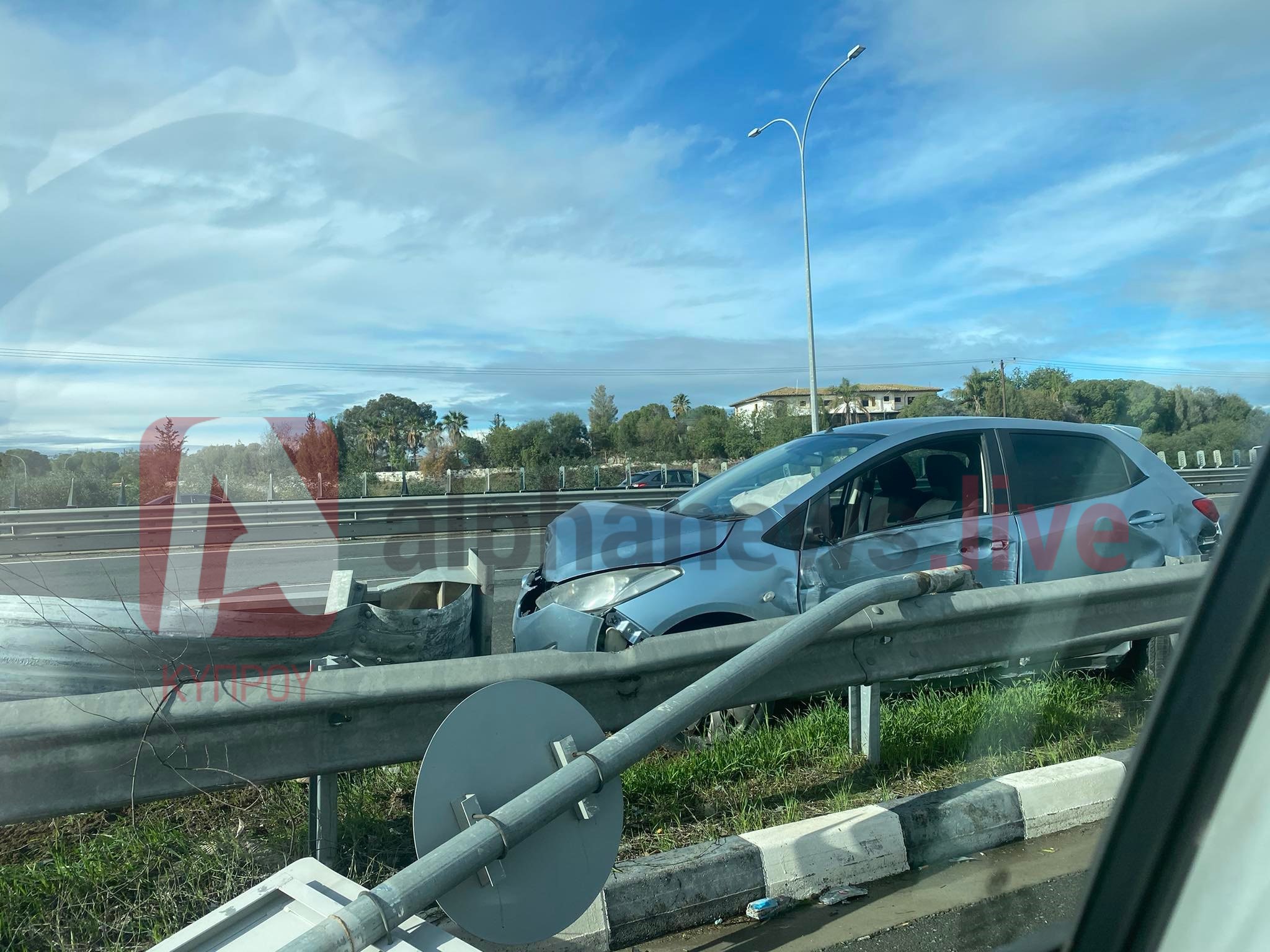 Έχασε τον έλεγχο και "κάρφωσε" σε κιγκλίδωμα στο highway (ΦΩΤΟ)