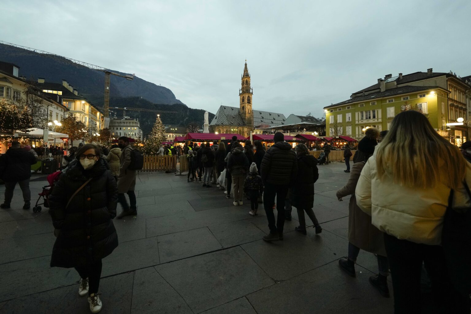 Σχεδόν 25.000 κρούσματα σε μόλις 24 ώρες στην Ιταλία