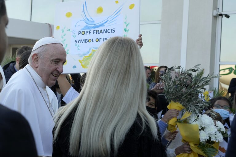 Με ανθοδέσμη από κλωνάρια ελιάς καλωσόρισαν τον Πάπα (ΒΙΝΤΕΟ&ΦΩΤΟ)