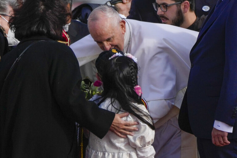 Στην Αθήνα…ο Πάπας: Η θερμή υποδοχή του από τέσσερα παιδιά-σύμβολο αγνότητας