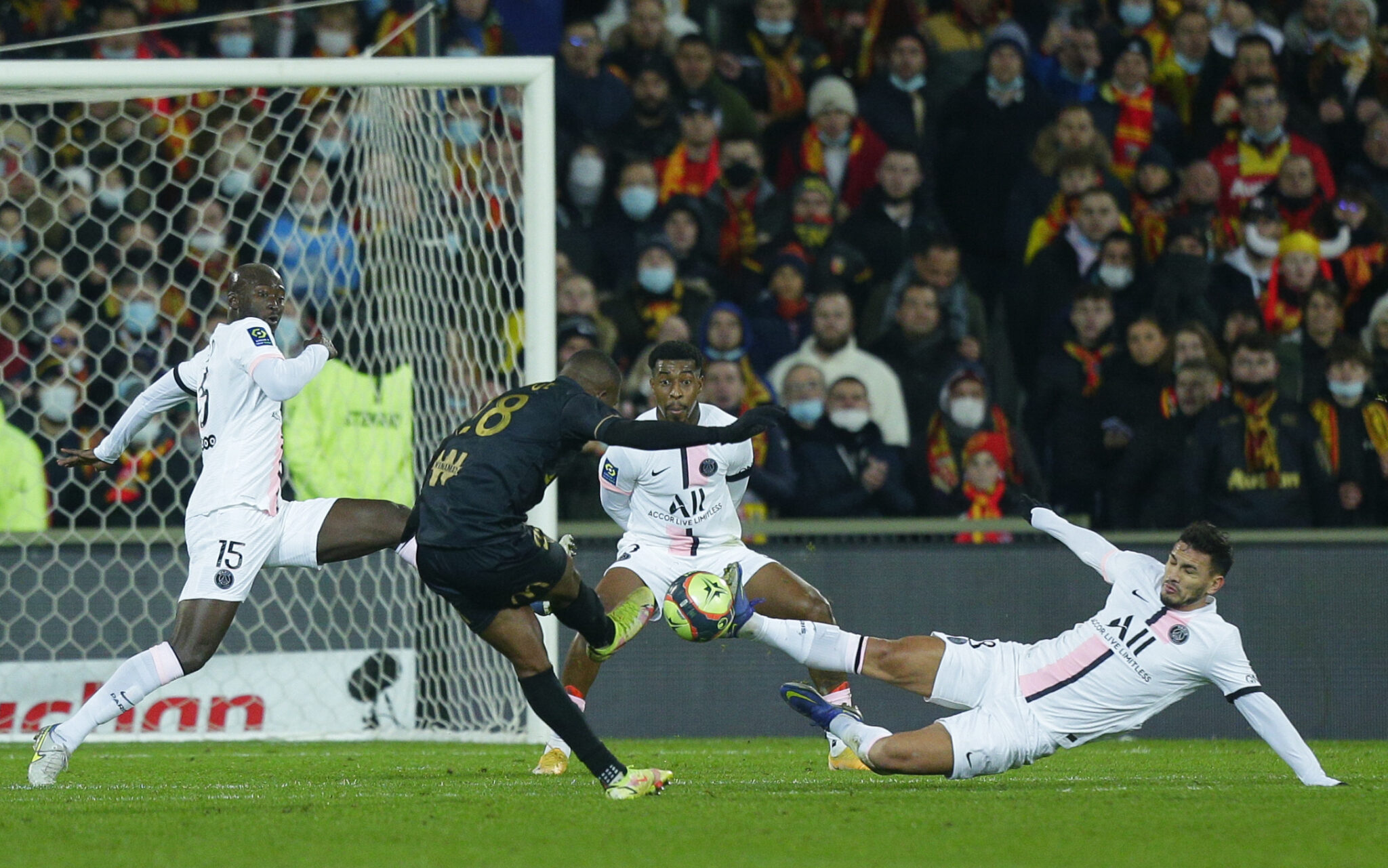 Απέφυγε το «κάζο» από τη Λανς στο φινάλε η Παρί