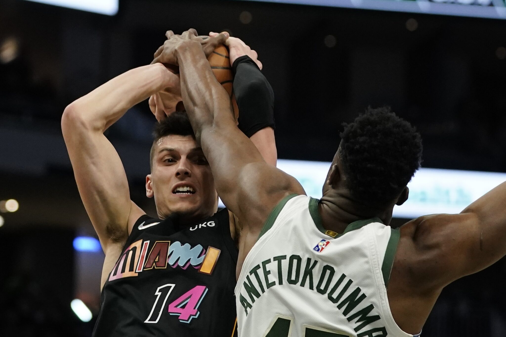 Ο Βίνσεντ κλώτσησε τον Θανάση και άναψαν τα αίματα (ΒΙΝΤΕΟ)