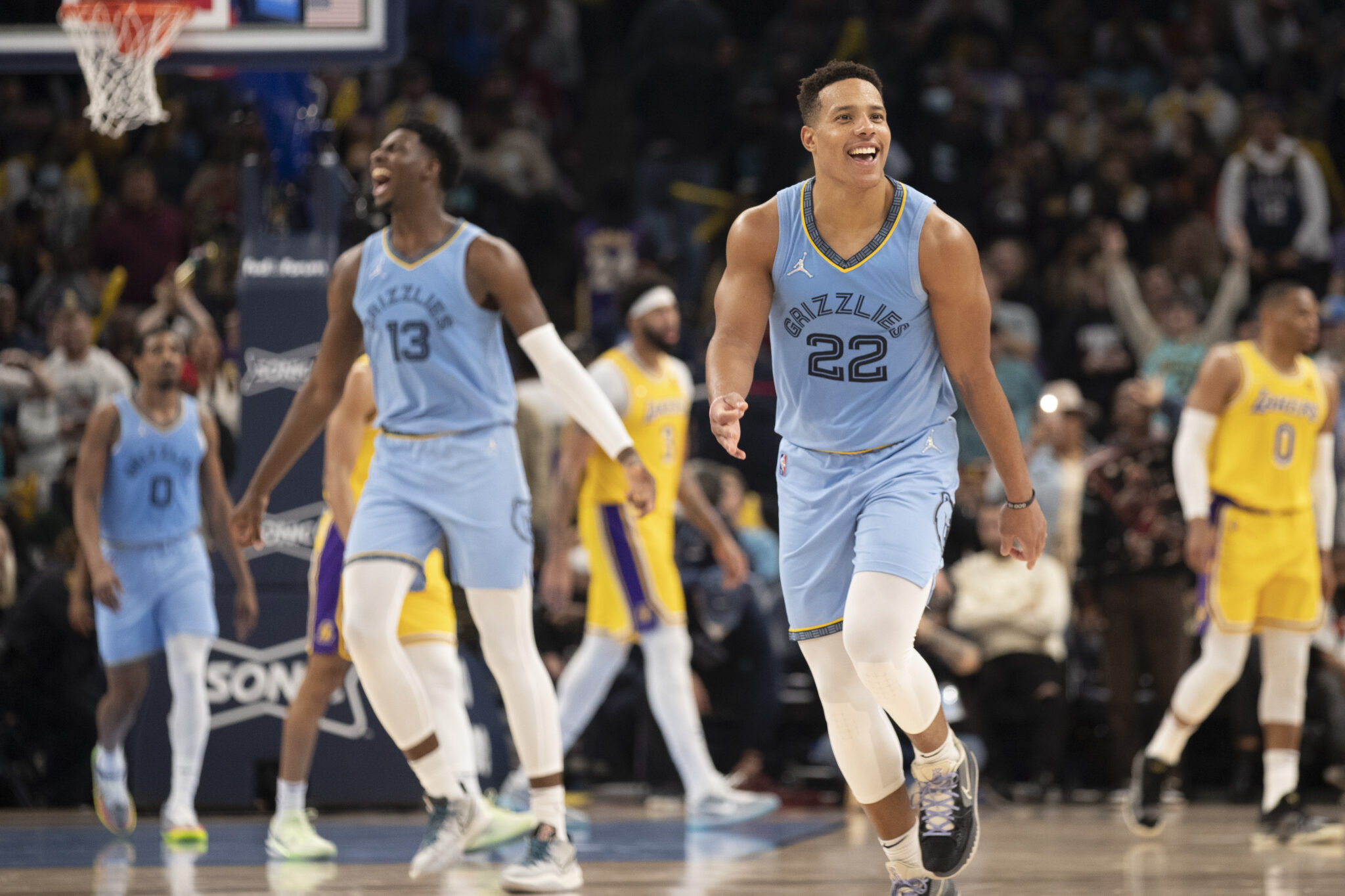 Φοβεροί Γκρίζλις, «καθάρισαν» τους Λέικερς