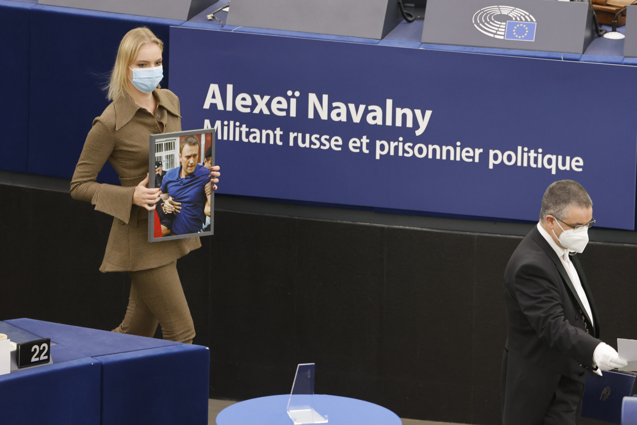 Μπήκε στο Ευρωκοινοβούλιο κρατώντας στα χέρια της φωτογραφία του πατέρα της