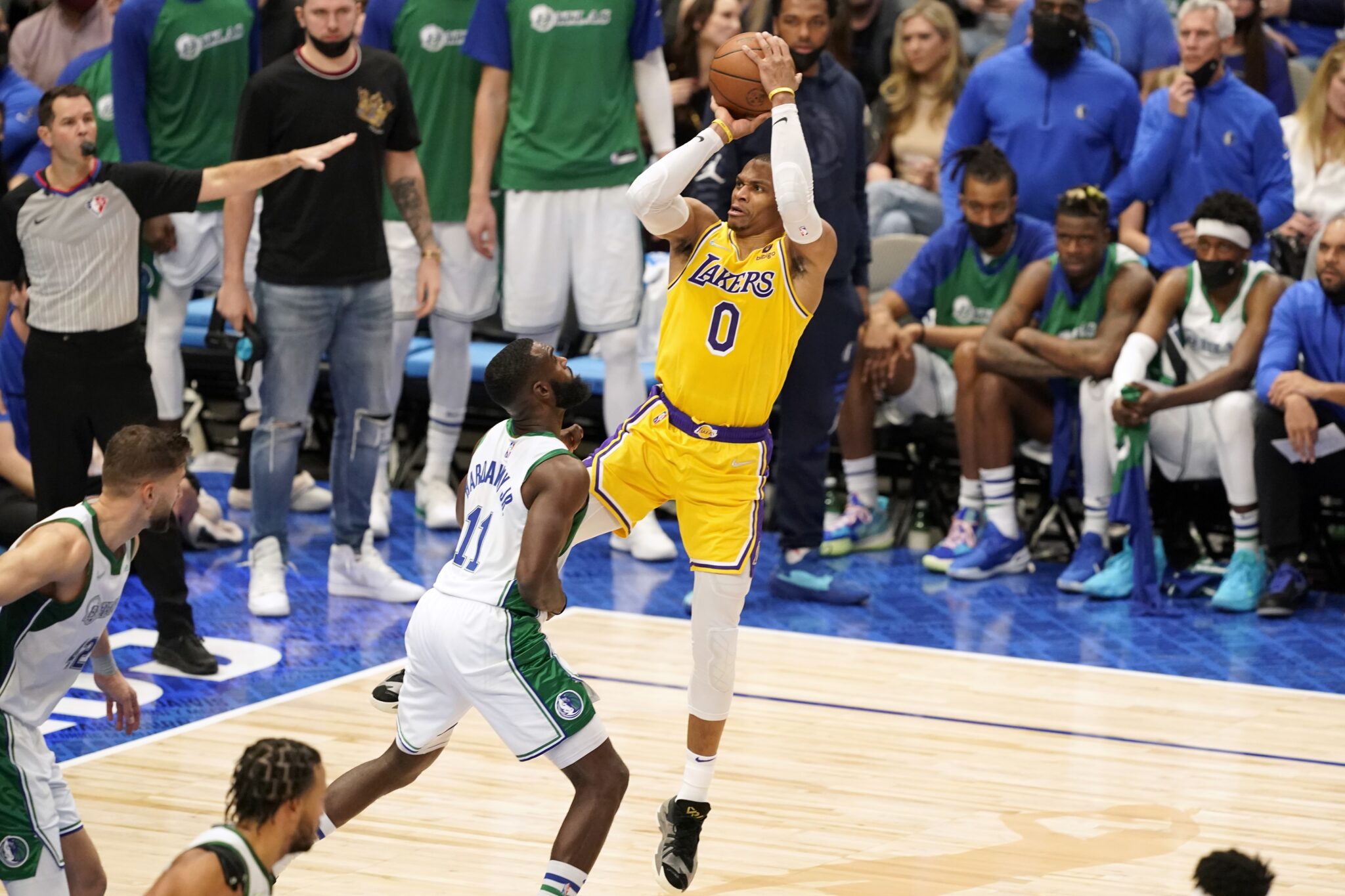 Απίστευτες νίκες για Λέικερς και Πέλικανς με τρομερά buzzer beater τρίποντα