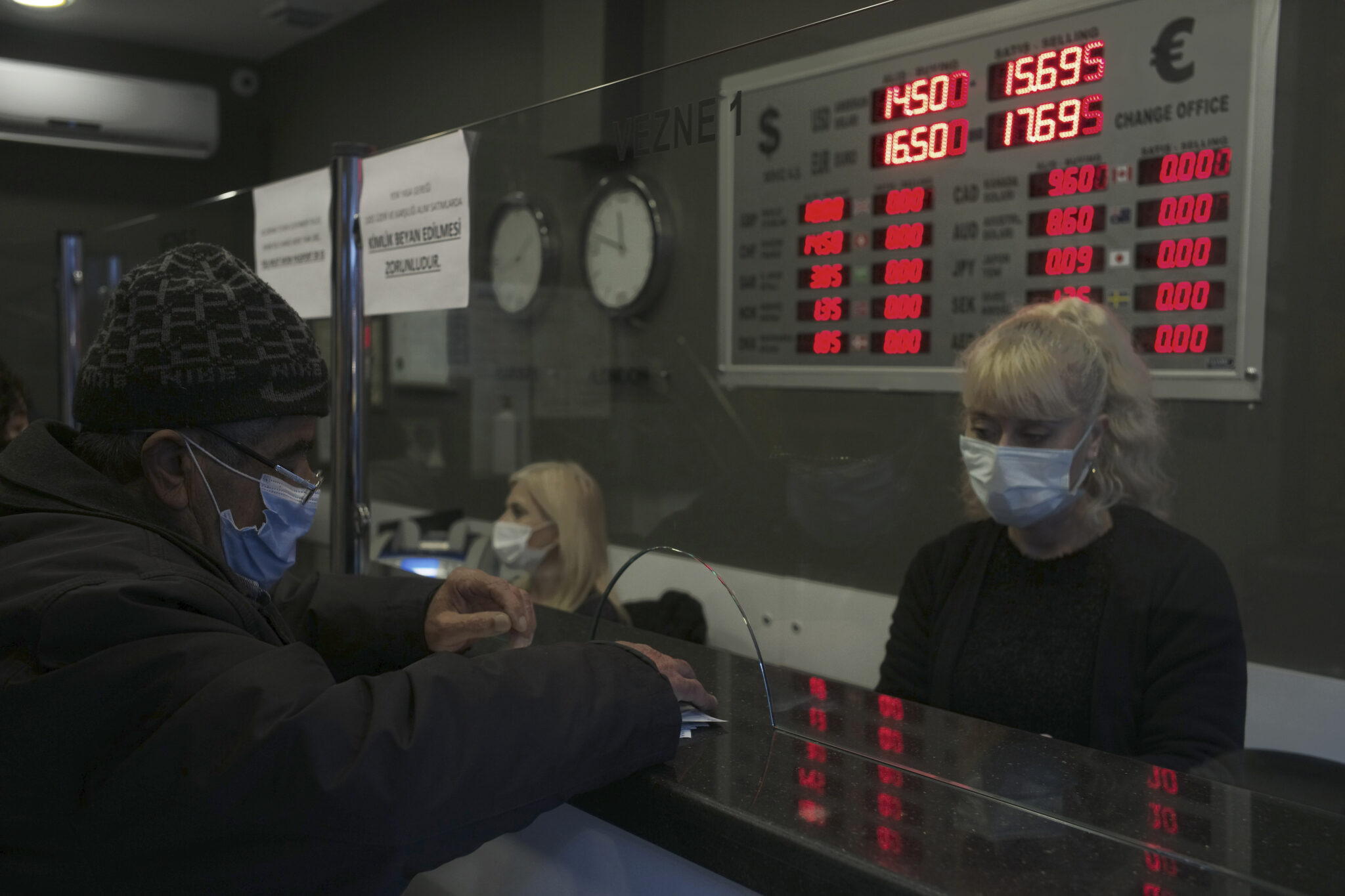 Ασταμάτητη κατρακύλα: Ο Ερντογάν "εξαφάνισε" την τουρκική λίρα (ΒΙΝΤΕΟ)