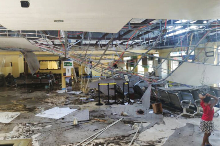 Τραγωδία δίχως τέλος: Tουλάχιστον 108 νεκροί από τον σαρωτικό τυφώνα «Ράι»