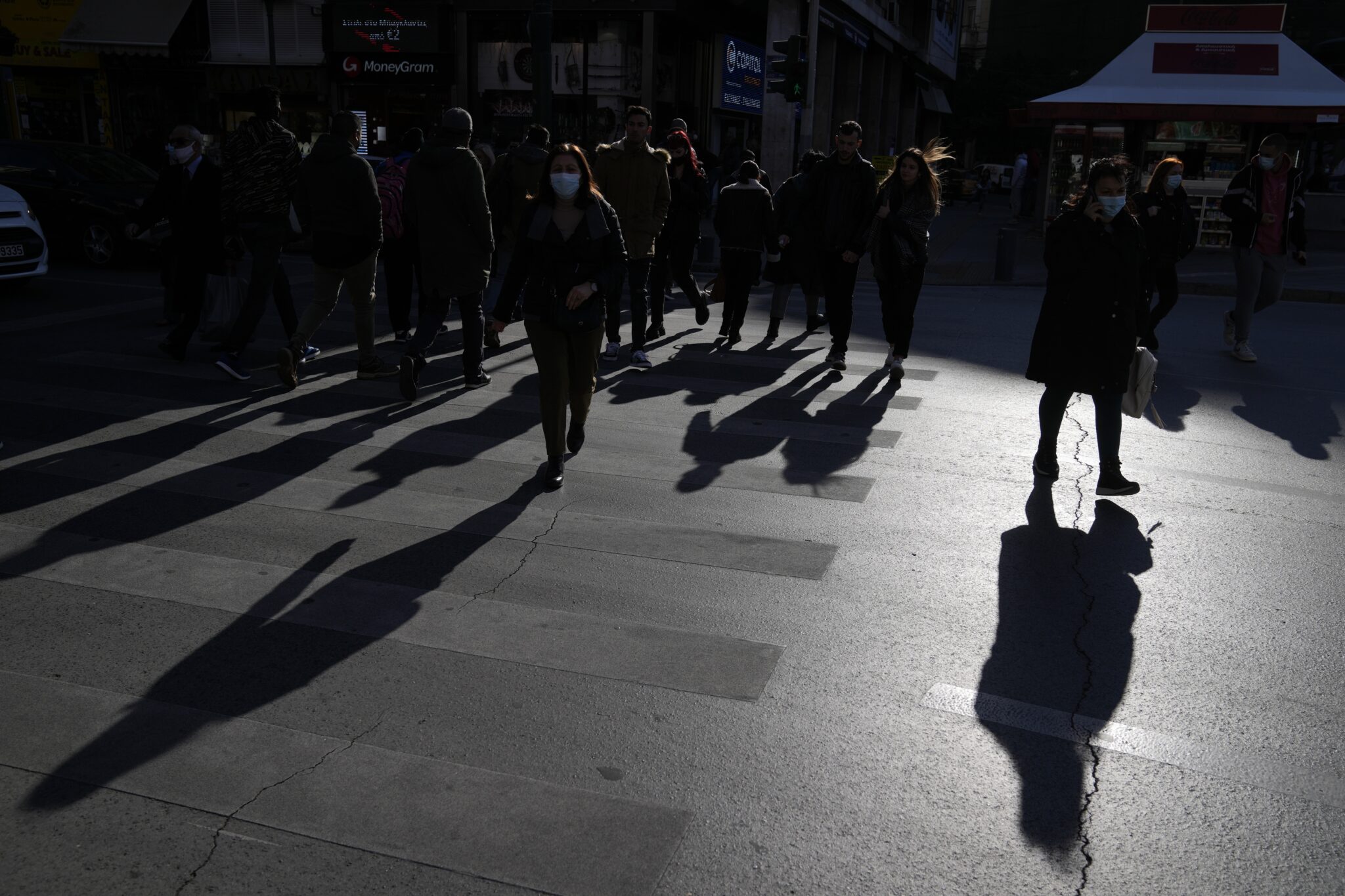 Διπλή μάσκα και "φρένο" στη διασκέδαση: Αυτά είναι τα νέα μέτρα στην Ελλάδα