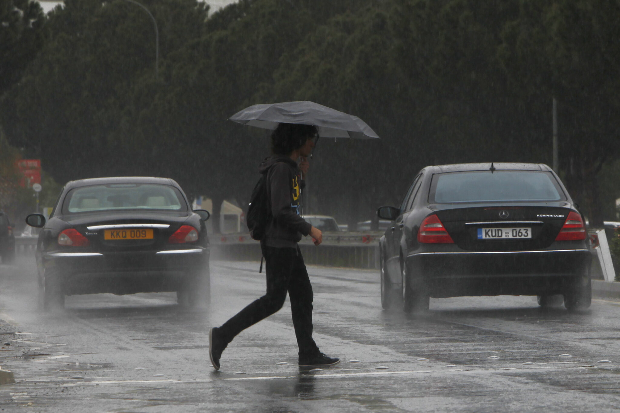 Καταρρακτώδεις βροχές, προβλήματα στο οδικό δίκτυο και περιοχές χωρίς ρεύμα