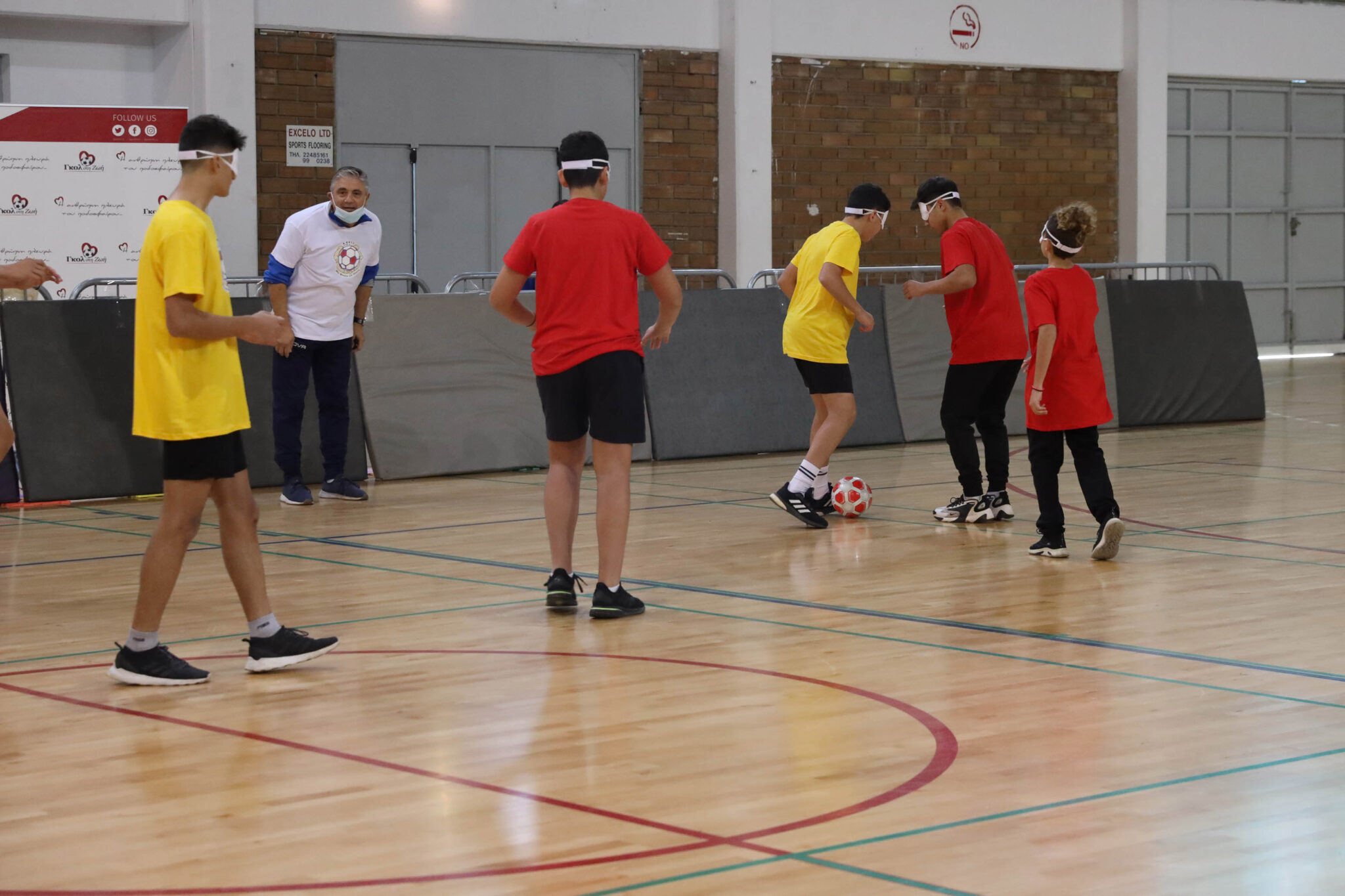 Μαθητές και Υπουργός Παιδείας κάλυψαν τα μάτια και έπαιξαν μπάλα (ΒΙΝΤΕΟ)