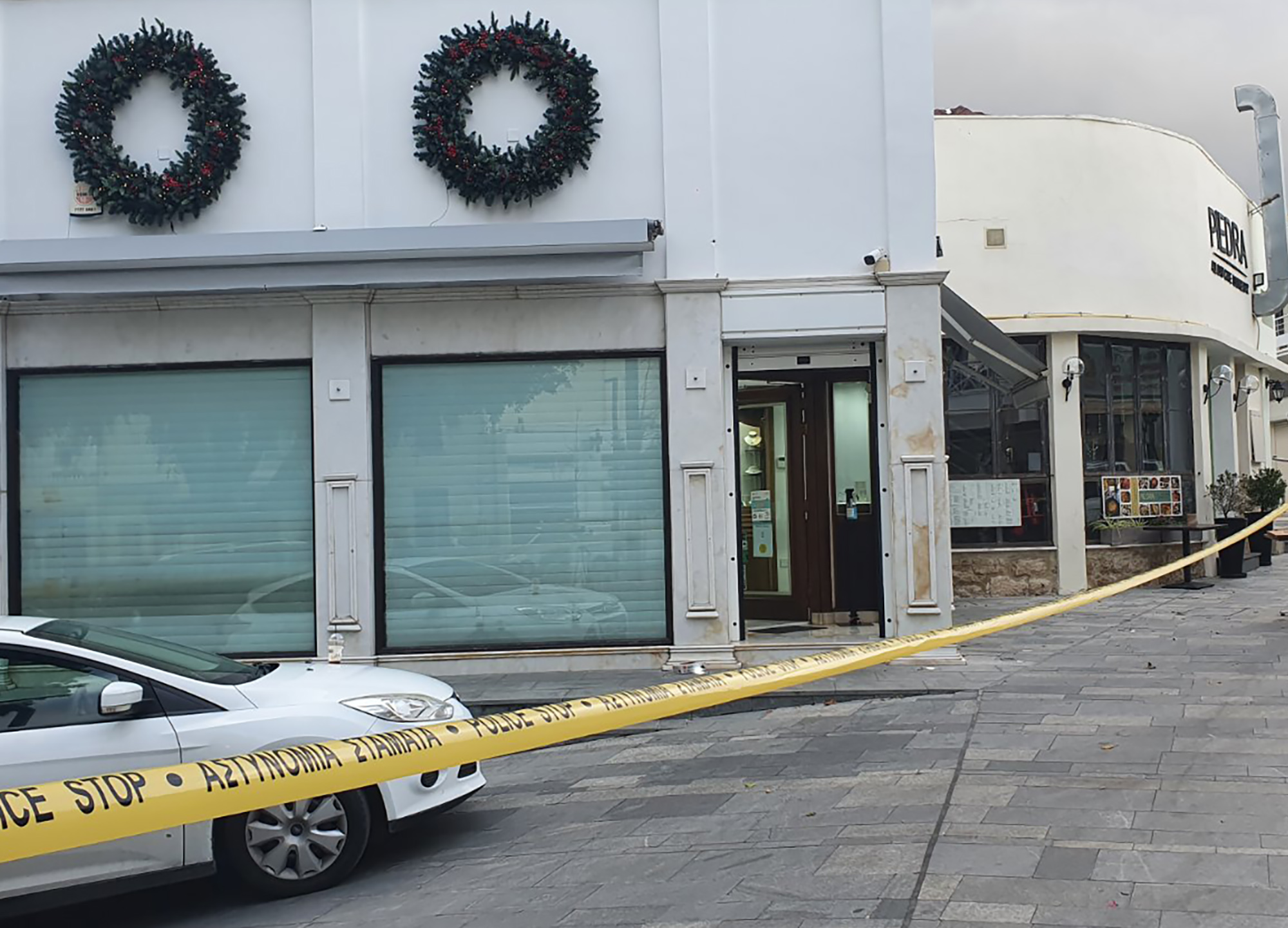 ΦΩΤΟ: "Τρύπωσαν" σαν ποντικοί από τον εξαερισμό και ξάφρισαν το χρυσοχοείο